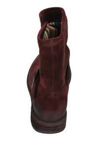 Burgunderfarbene Wildleder-Stiefelette mit flachem Absatz, strukturiertem Obermaterial, gestreiftem Stofffutter und seitlichen Akzenten für zusätzliche Details.