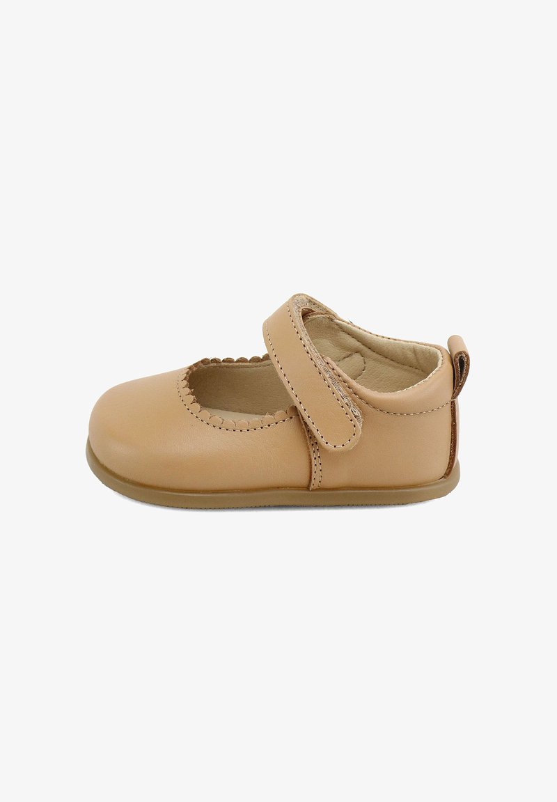 Zapato Mary Jane de cuero color tan con borde festoneado y cinta de Velcro. Textura suave, punta redonda y suela de goma.