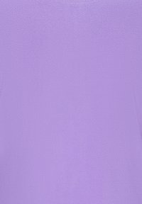 Lila Stoff mit einer glatten Textur, der ein einheitliches Design aufweist. Das Material wirkt leicht und gleichmäßig ohne Muster oder Akzente.