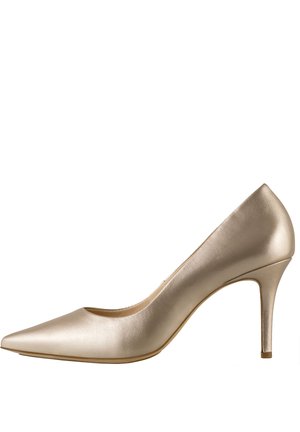 Pump alto in metallo dorato con punta affusolata, texture liscia e silhouette elegante. Presenta un tacco sottile e un taglio arrotondato.