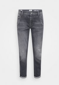 Jeans de mezclilla gris con corte slim, con puños doblados, diseño de cinco bolsillos y un ligero desvanecimiento en la tela. Cierre de botón metálico.