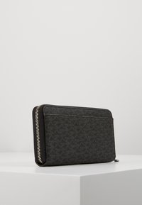 Michael Kors GREYSON TECH ZIP AROUND - Portemonnee - black