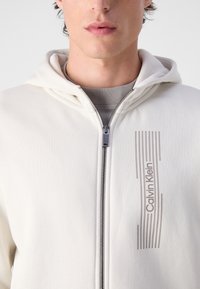 Calvin Klein HORIZONTAL LOGO ZIP THRU HOODIE - Mikina so zipsom - silver birch