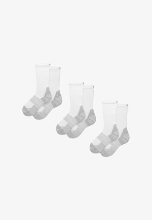 Drei Paar weiße Crew-Socken mit grauen Fersen, Zehen und gepolsterten Sohlen, nebeneinander auf weißem Hintergrund dargestellt.
