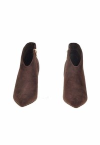 Stivaletti in suede marrone con punta affusolata, chiusura con zip laterale e una texture liscia, caratterizzati da un design minimalista.