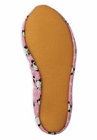 Innensohle aus orangefarbenem Schaumstoff, umhüllt von pinkem Stoff mit Panda-Print und Sternmustern, ausgestattet mit einer strukturierten Oberfläche für besseren Halt.