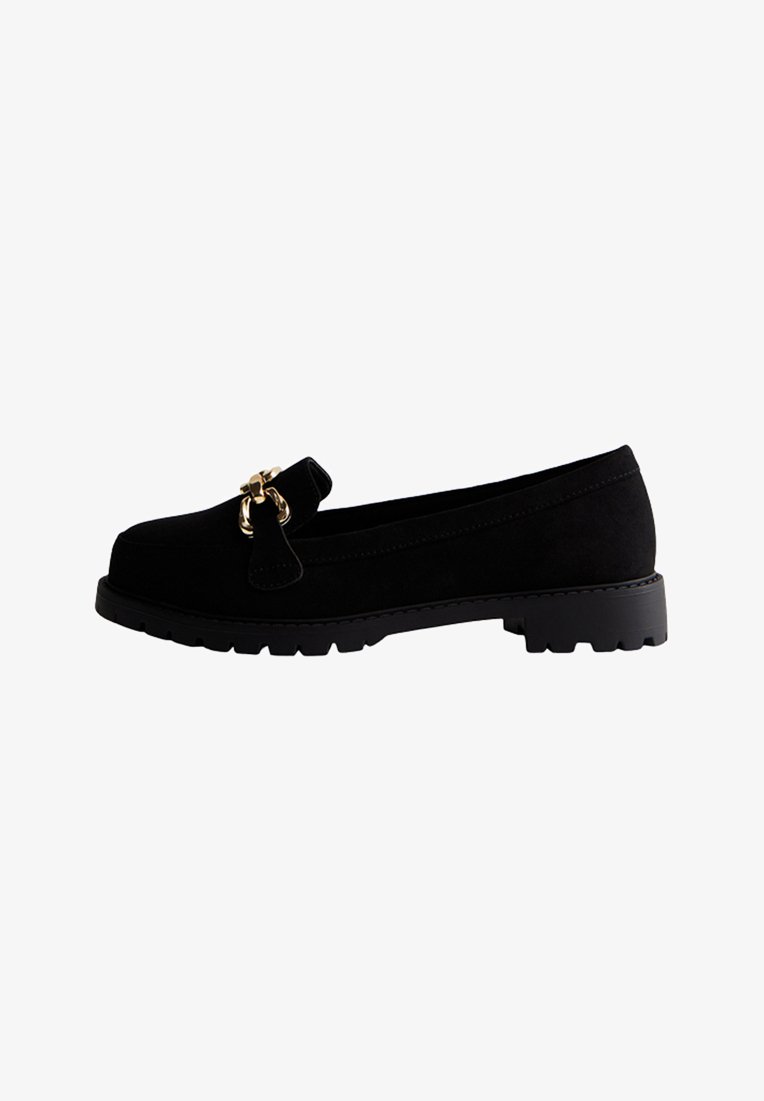 Czarne zamszowe loafersy z okrągłym czubkiem, płaską gumową podeszwą i ozdobnym złotym detalem z przodu. Teksturowany, elegancki design.