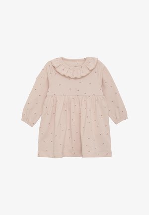 Langærmet pink kjole lavet af blødt stof, med en flæset halsudskæring og små blomster mønstre spredt over overfladen.