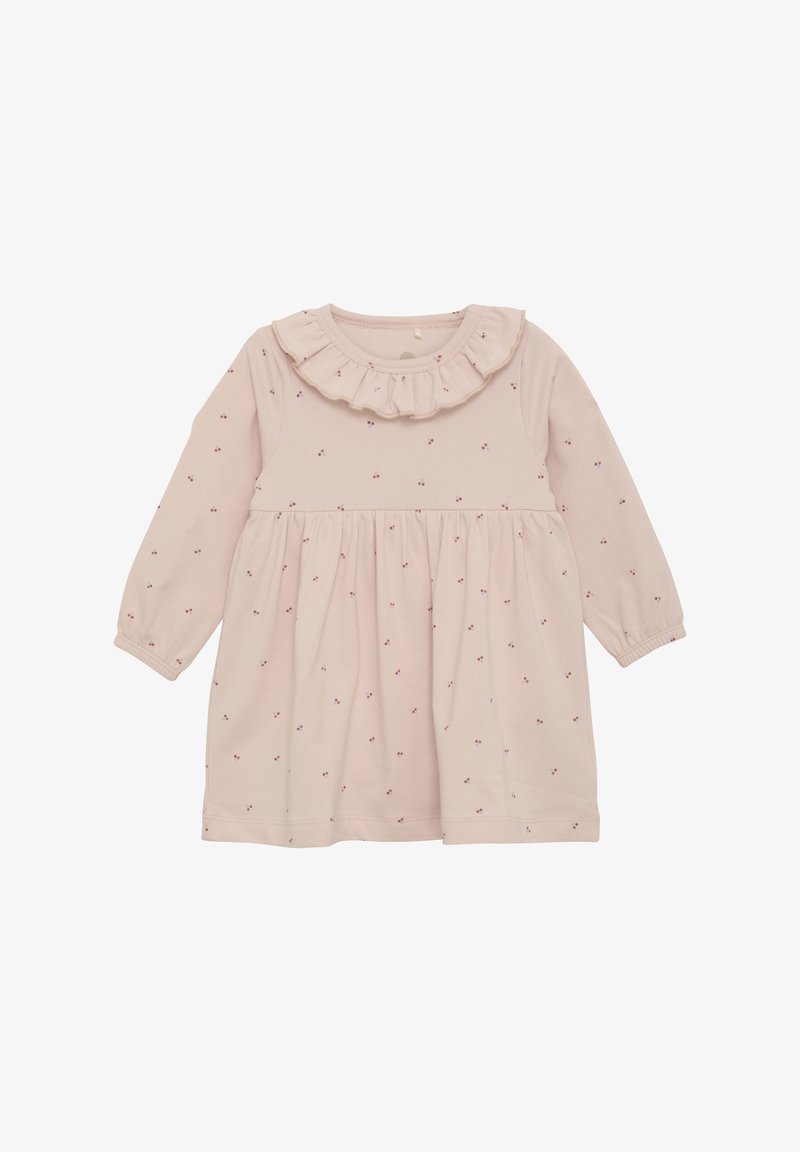 Różowa sukienka z długim rękawem, uszyta z miękkiego materiału, z falbaniastym dekoltem i drobnymi kwiatowymi wzorami na powierzchni.