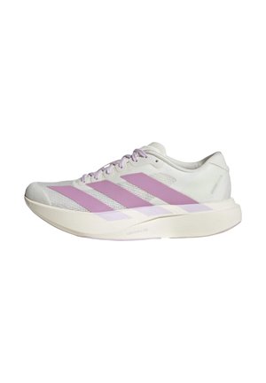 Biały but do biegania z różowymi paskami Adidas, siateczkową cholewką, amortyzowaną podeszwą i jasnofioletowymi sznurowadłami, widziany z boku.