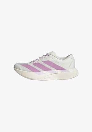 Weißer Laufschuh mit pinken Adidas-Streifen, Mesh-Obermaterial, gepolsterter Sohle und hellvioletten Schnürsenkeln, seitlich dargestellt.
