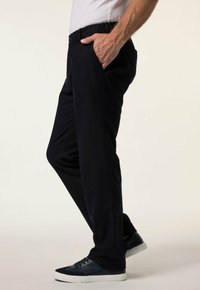 Siniset housut, joissa on rento malli, sivutaskut ja joustava vyötärö, valmistettu kevyestä kankaasta.