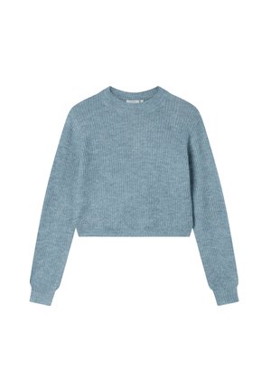 Jasnoniebieski krótki sweter o prążkowanej teksturze, okrągłym dekolcie i długich rękawach. Materiał wydaje się miękki i lekko elastyczny.