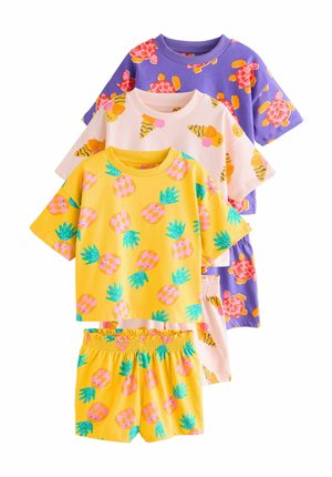 Ensemble de quatre t-shirts en coton pour enfants, présentant des motifs colorés : jaune avec des ananas, rose avec des glaces, violet avec des tortues, et vert clair en accents.