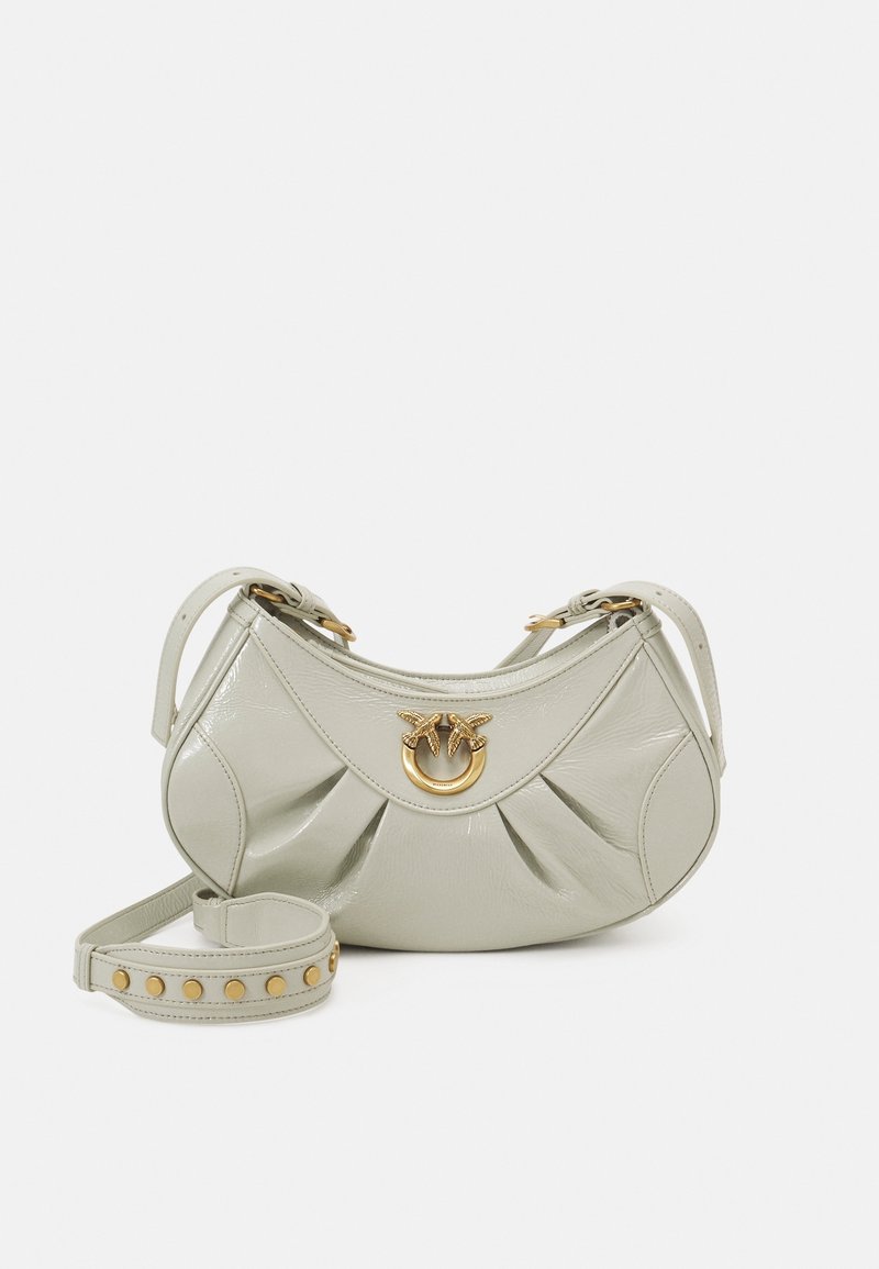 Borsa in pelle grigia chiara con design plissettato, hardware dorato e tracolla removibile con borchie circolari. Forma compatta, stile casual.