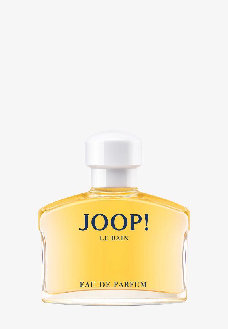 Läpinäkyvä lasinen parfyymipullo valkoisella korkilla, täytetty kullanvärisellä nesteellä, jossa on kyltti "JOOP! LE BAIN EAU DE PARFUM" tummansinisellä tekstillä.