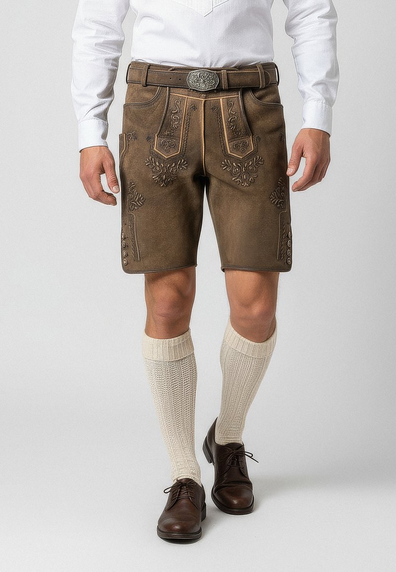 Hnědé kožené lederhosen se zdobnou výšivkou, doplněné krémovými ponožkami ke kolenům a hnědými šněrovacími botami.