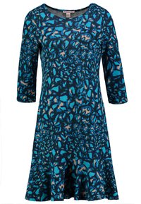 En klänning med djurmotiv i blått och turkost, med trekvartslånga ärmar, rund halsringning och en utställd fåll. Tillverkad av mjukt, texturerat tyg.