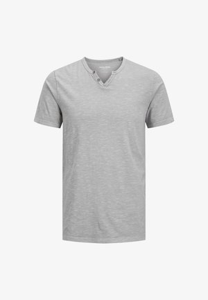 Hallide hallaste varrukatega t-särk, mis on valmistatud pehmest kangast, omab v-kaelust koos kahe nupuga ja delikaatset värvilist struktuuri.