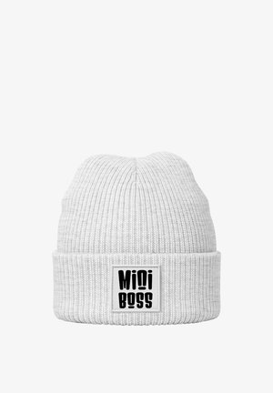 Weißer gestrickter Beanie mit geripptem Muster und umgeschlagenem Saum. Verfügt über ein rechteckiges Etikett mit dem Text "Mini Boss" in fetten schwarzen Buchstaben.