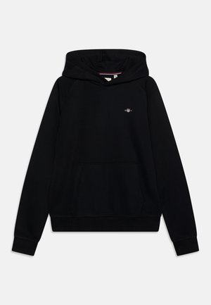 Sort pullover-hættetrøje med front-kængurulomme, lille broderet logo på brystet, ribkantet manchetter og hætte.