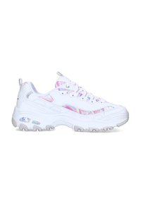 Sneaker bianco con pelle texturizzata, accenti iridescenti e una suola spessa e robusta. Presenta lacci tradizionali e linguette sul tallone.