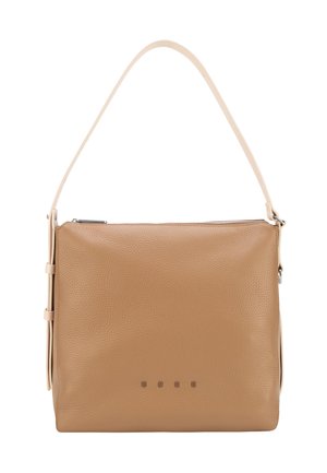 Beżowa, teksturowana skórzana torba na ramię z krótkim, jasnobeżowym paskiem, górnym zamkiem błyskawicznym i małymi metalowymi literami logo "BREE" umieszczonymi centralnie blisko dołu.