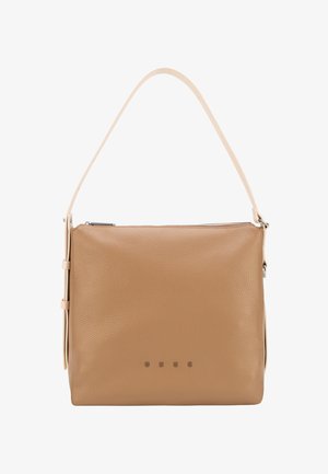 Beige handtas van leer met structuur, voorzien van een korte lichtbeige riem, een bovenste ritssluiting en kleine metalen logobriefjes "BREE" gecentreerd nabij de onderkant.
