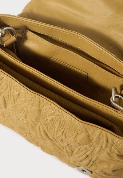 Bolsa de ombro em couro amarelo com padrão floral em relevo, bolso interior com fecho e detalhes em metal prateado. Textura suave com acabamento liso.