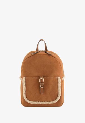 Brauner Wildleder-Rucksack mit abgerundeter Form, vorne eine Tasche mit cremefarbenem Kunstfellbesatz und Lederakzenten. Reißverschluss oben.