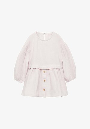 Robe bébé rose clair à manches longues, col rond, poignets élastiques, taille froncée et trois boutons en bois au centre devant.