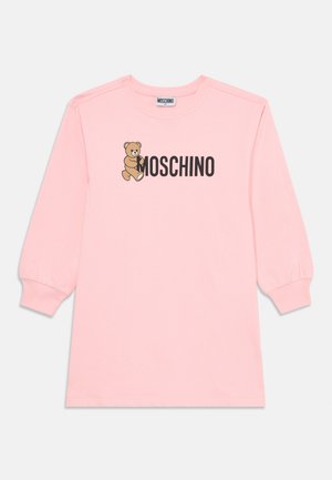 Robe longue à manches longues rose avec un col rond, présentant un graphique d'ours et le texte "MOSCHINO" en noir. Tissu doux et poignets élastiques.