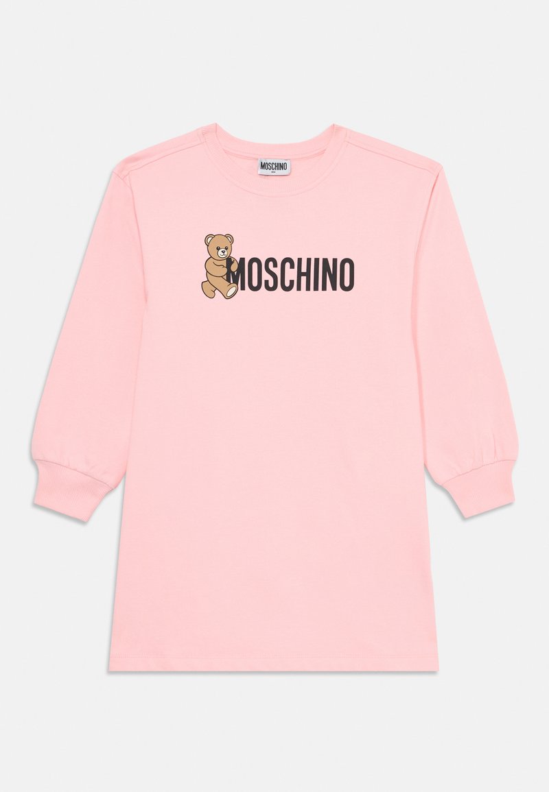 Abito lungo rosa a maniche lunghe con collo a girocollo, caratterizzato da una grafica di un orso e il testo "MOSCHINO" in nero. Tessuto morbido e polsini elasticizzati.