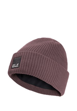 Gebreide donker mauve muts met omgeslagen boord en zwarte stoffen Jack Wolfskin logopatch aan de voorkant.