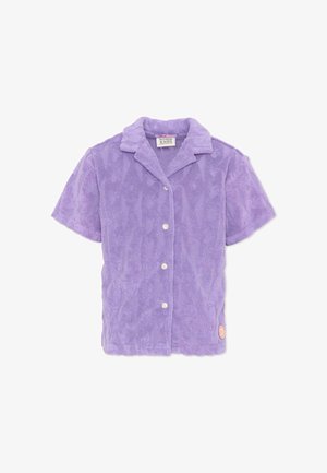 Camicia a maniche corte con bottoni in morbido tessuto spugna viola, con colletto e piccolo patch logo vicino all'orlo sul lato sinistro.