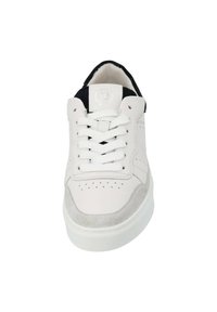 Vit lädersneaker med ett grått mockatåhölje, svart ankelkrage och vita snören. Har perforerad detaljering och en texturerad sula.