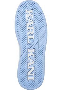Kék gumi talp zigzag mintázattal, fehérrel esszelt "KARL KANI" felirattal. Simább textúra, lekerekített forma.