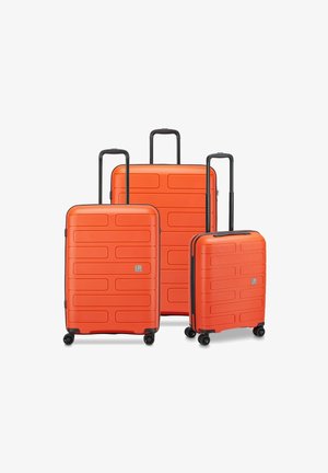 Drei orangefarbene Hartschalenkoffer in unterschiedlichen Größen, mit einem strukturierten Design mit horizontalen Rillen sowie schwarzen ausziehbaren Griffen und Rollen.