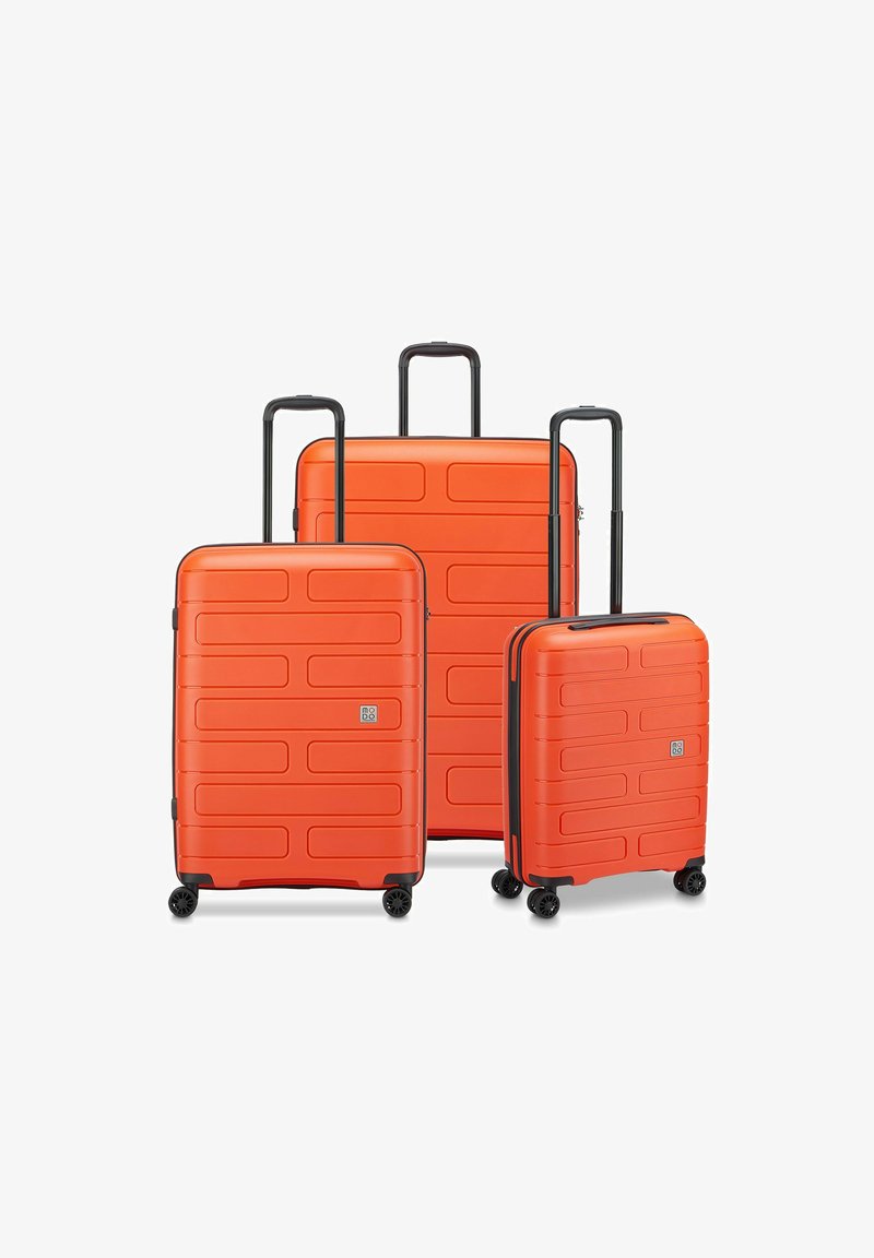 Drei orangefarbene Hartschalenkoffer in unterschiedlichen Größen, mit einem strukturierten Design mit horizontalen Rillen sowie schwarzen ausziehbaren Griffen und Rollen.