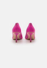 Guess BOMAY - Klasické lodičky - fuxia