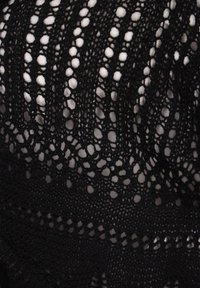 Schwarzer Häkelstrickstoff mit Durchbruchmustern, die zwischen größeren und kleineren Löchern wechseln, mit weicher Textur.