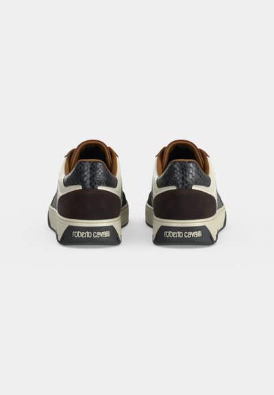 Ζευγάρι χαμηλά sneakers με καφέ και μαύρο μοτίβο από φίδι, κρεμ λεπτομέρειες και λογότυπο "roberto cavalli" στη φτέρνα της σόλας.