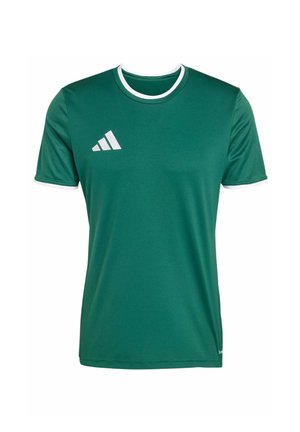 Zielona sportowa koszulka wykonana z lekkiego materiału, z białym kołnierzykiem i dodatkami na rękawach. Posiada trzy białe ukośne paski po lewej stronie.