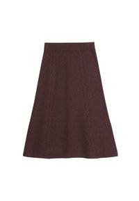 Une jupe tricotée bordeaux à la coupe évasée, comportant des panneaux texturés et une ceinture côtelée. Le tissu a un aspect doux et confortable.