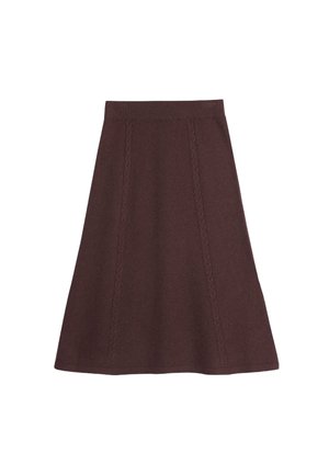 Ein burgunderroter Strickrock mit ausgestellter Form, der strukturierte Einsätze und einen gerippten Bund aufweist. Der Stoff wirkt weich und gemütlich.