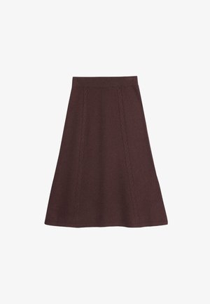 Ein burgunderroter Strickrock mit ausgestellter Form, der strukturierte Einsätze und einen gerippten Bund aufweist. Der Stoff wirkt weich und gemütlich.