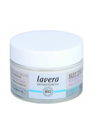 Lavera Nachtcreme in einem klaren Glasgefäß mit einem weißen Deckel. Etiketten in mehreren Sprachen, die auf Mandelöl und biologische Inhaltsstoffe hinweisen.