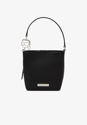 Borsa a secchiello nera con manico corto e un ciondolo argentato a forma di volto con occhiali da sole, con una targhetta logo Karl Lagerfeld.