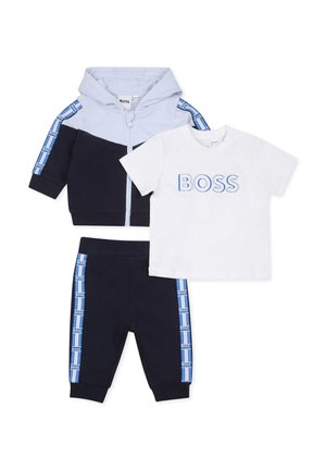 Ensemble pour enfants en trois pièces comprenant un sweat à capuche zippé en bleu marine et bleu clair, un t-shirt blanc avec le logo "BOSS", et un pantalon bleu marine avec des accents latéraux.
