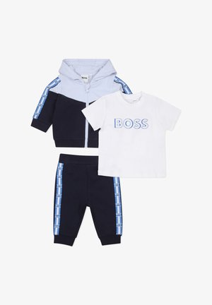 Ensemble pour enfants en trois pièces comprenant un sweat à capuche zippé en bleu marine et bleu clair, un t-shirt blanc avec le logo "BOSS", et un pantalon bleu marine avec des accents latéraux.